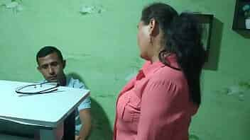 La secretaria quiere un aumento y sabe como buscarlo video