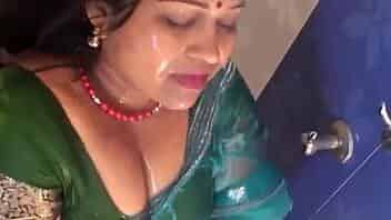 xxvidio in Hottest bathing by hot aunty video