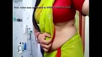 Bhabhi hot show in saree video